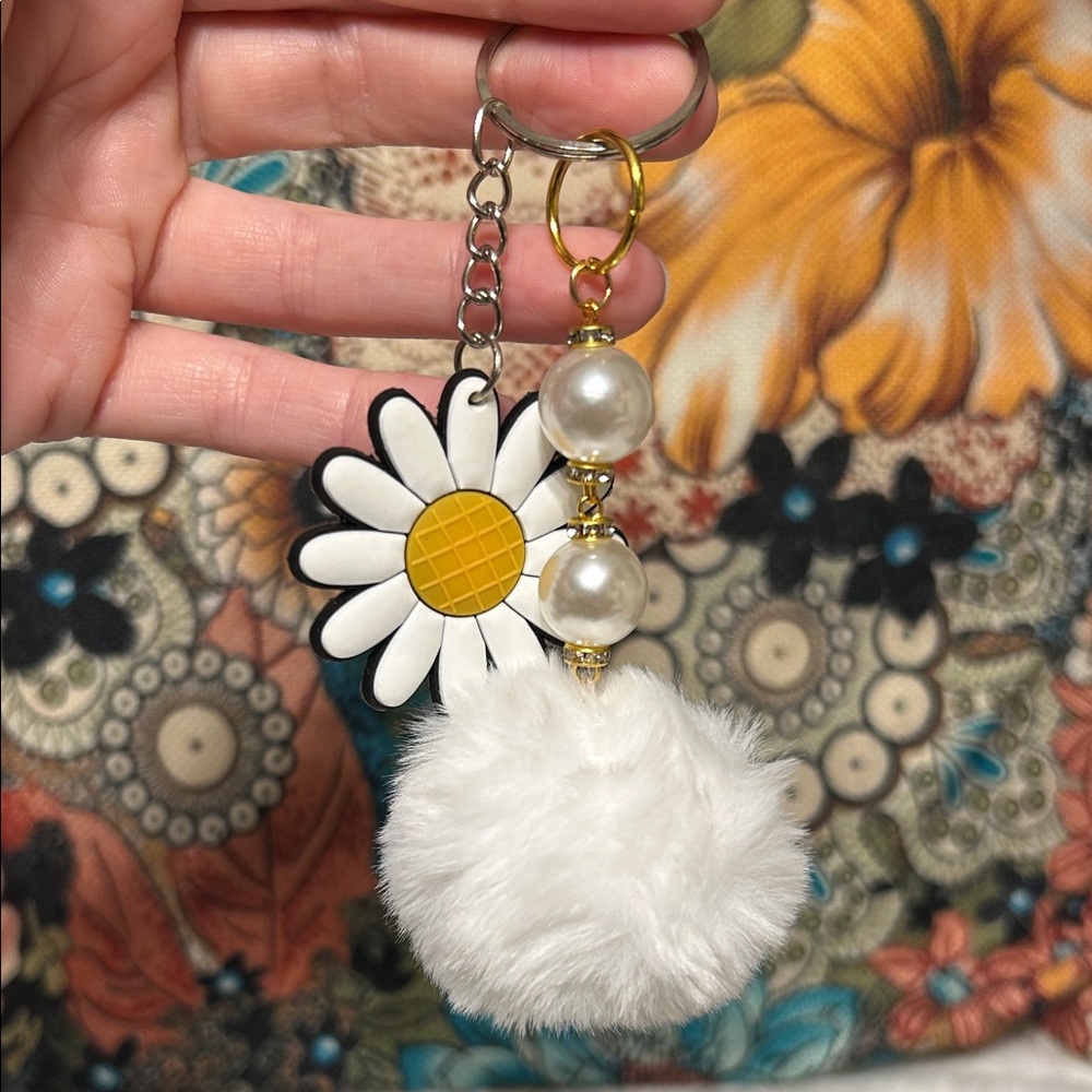 White Daisy Pom Pom Keychain - Picture 1 of 2